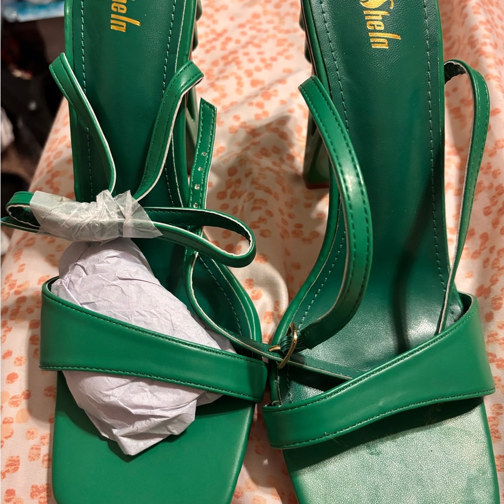 Vibrant Green Strappy Heeled Shoes that have palm trees for the heel. Stunning! - Picture 4 of 6
